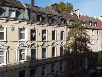Mit Blick über Dortmund-West. Jugendstil, 3- Zimmer, Westbalkon mit exklusivem Ausbaupotenzial.