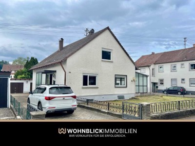 **Sanierungsbedürftiges EFH mit großem Garten & 2 Garagen**