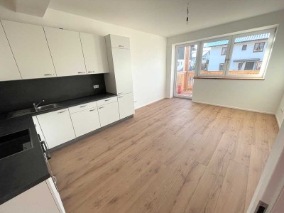 Erstbezug mit Balkon und EBK: Geschmackvolle 4-Raum-Wohnung mit geh. Innenausstattung in Vogareuth