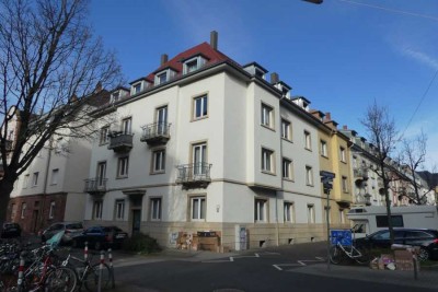 Gut vermietetes, teilsaniertes 8-Parteien-Haus in bester Lage