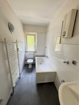 Gemütliche 3,5 Zimmerwohnung mit neuem Badezimmer mit Fenster