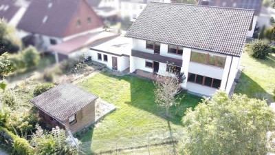 Großzügiges 2 Generationen-Haus ** Reichlich Platz auf 2 Ebenen mit Ausbaureserve + Keller+ Garagen