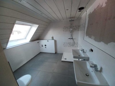 Freundliche und modernisierte 3-Zimmer-Dachgeschosswohnung mit  Einbauküche in Mainaschaff
