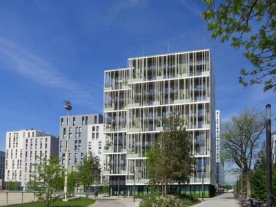 Studio Zwei Neubau-Eckwohnung mit 2 Balkonen (S/O/W). Hell, Blick auf die Trabrennbahn + Dachterrasse