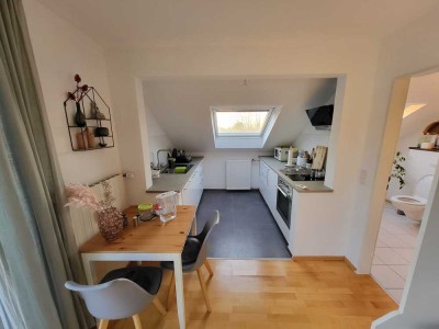 Vollmöblierte 1-Zimmer-Dachgeschosswohnung mit Balkon