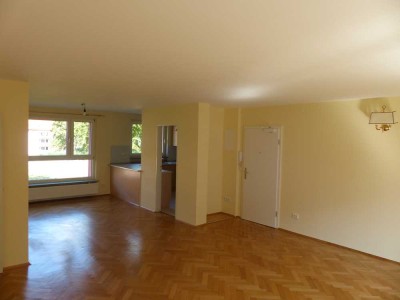 helle 5 Zimmer Wohnung Balkon Stellplatz