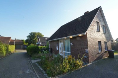 Freistehendes Einfamilienhaus mit grossem Garten und Garage in ruhiger Lage