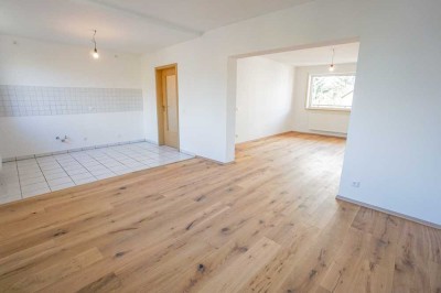 IDEAL FÜR FAMILIEN: Renovierte 4-Zi-Whg. mit Tageslichtbad, Gäste-WC , Balkon, Parkett uvm.