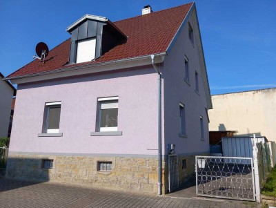 Freistehendes Einfamilienhaus mit idyllischem Innenhof und vielseitigem Nebengebäude