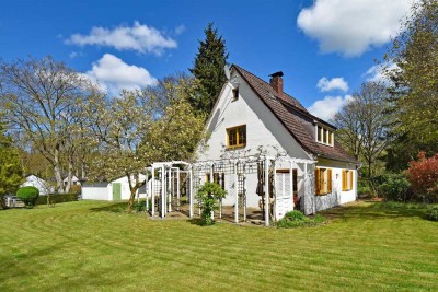 Lebe. Liebe. Lache.  Charmantes Einfamilienhaus mit Teilkeller auf über 1.300 m² sonnigem Grundstück