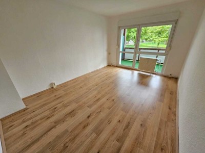 Ruhige und schön ausgestattete 3- Zimmerwohnung inkl. Tageslichtbad mit Dusche + Balkon + Laminat