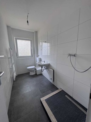 ** frisch sanierte 3 Zimmer Wohnung im 1. OG mit Dusche** Vermietbar ab 01.10.2025 !