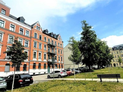 Investment-Gelegenheit: Gemütliche 2-Raum-Wohnung in Bernsdorf mit Balkon und offener Küche