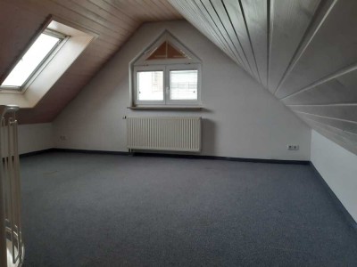 Geschmackvolle, gepflegte 3-Zimmer-Maisonette-Wohnung mit Balkon und Einbauküche in Grafenau