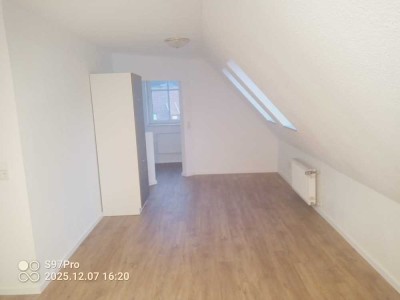 Helle 2-Zimmer-DG-Wohnung, kernsaniert, 76 m²