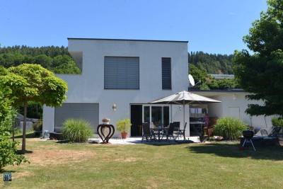 Das Leben am Wörthersee genießen: Schlichtes Einfamilienhaus mit Doppelcarport in grüner Umgebung zu verkaufen