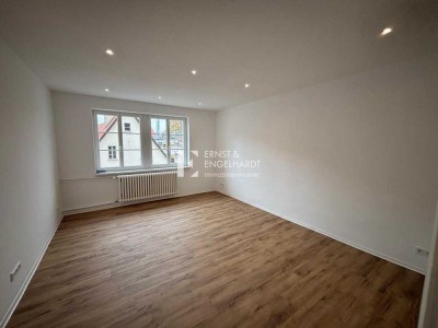 Neu renovierte, helle 2-Zimmer-Wohnung mit Dachterrasse in zentraler Lage (2. OG)