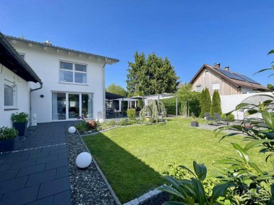 Moderne Haushälfte mit gehobener Ausstattung und Traumgarten