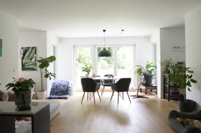 Terrassenwohnung mit Blick ins Grüne: Stilvolle 4-Zimmer-Wohnung in München-Waldtrudering