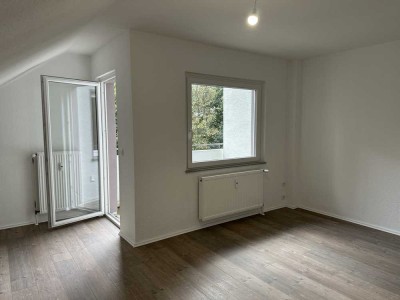 ++ WBS ERFORDERLICH - Geräumige 3-Zimmer-Dachgeschosswohnung mit Balkon ++