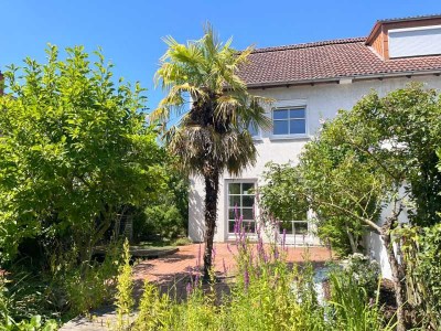 Ruhiges Wohnen - wunderschöner Garten mit Teich
