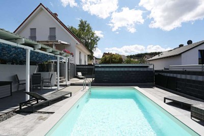 Ihr neues Zuhause wartet auf Sie:  Helles Einfamilienhaus mit Außenpool und ELW in Neuenbürg-Arnbach