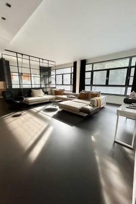 Privates Luxusloft mit 60 m² Terrasse & Car-Lift – Einzigartige Design-Ikone im Herzen Kreuzbergs