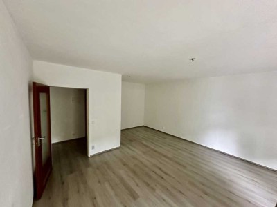 Vollständig renovierte, zentral gelegene 1,5 Raum Wohnung mit Balkon in Essen Steele