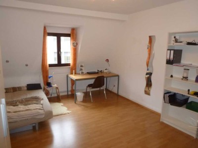 **WG-geeignete sanierte 2 Zimmer-Altbauwohnung mit Einbauküche**
