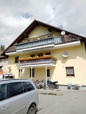 Helle 4-Zimmer-Wohnung mit Süd-Balkon, großer Wohnküche & Gartennutzung mit Pool