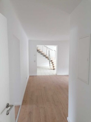 Erstbezug nach Kernsanierung – Helle & Moderne 4-ZKB-Wohnung mit 130 m²