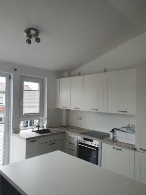 Moderne Dachgeschosswohnung mit Charakter in zentraler Lage – Aufzug, Einbauküche und mehr