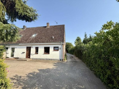 kleine Doppelhaushälfte mit großem Garten in ruhiger Lage