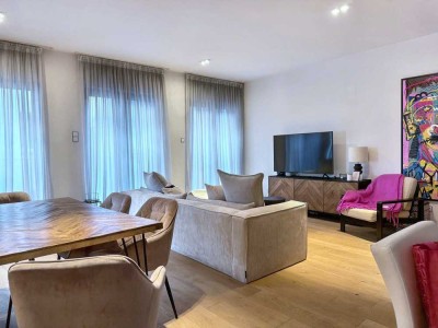 Vollmöblierte, exklusive Zwei-Zimmer-Wohnung mit Lift und Balkon