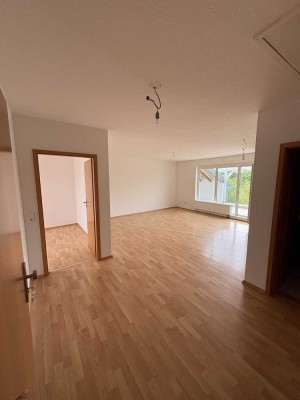 Frisch renovierte 2,5-Zimmer-Wohnung mit Balkon und Blick ins Grüne in zentraler Lage
