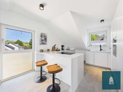 ÜBER DEN DÄCHERN - Neuwertige und hochwertige 3,5-Zimmer Wohnung mit Balkon und Küche Im Neusatz