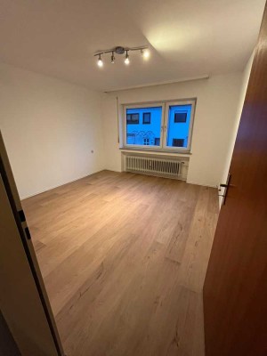 3-Zimmer Wohnung für 1 Jahr mit Einbauküche und Balkon (EG)