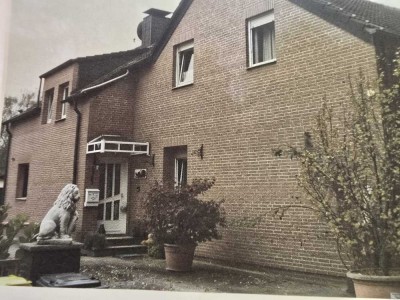 Schickes freistehendes Zweifamilienhaus mit sehr großem Garten ,4Garagen,Dachterrasse, Unterkellert