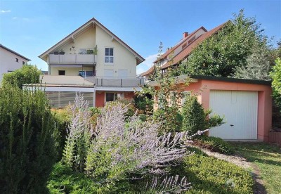 Helle attraktive Dachgeschoss-Wohnung mit Balkon, Garten & PKW Stellplatz in ruhiger Wohnlage !