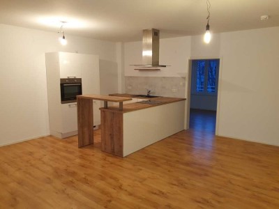 neuwertige 3-Zimmer-Wohnung mit Balkon und EBK und Tiefgaragenstellplatz