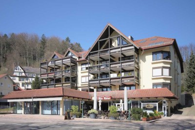 Helle Dachgeschosswohnung mit Panoramafenster, Waldblick und Tiefgaragenstellplatz.