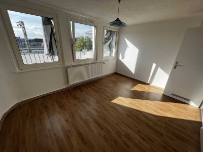 Sanierte 2,5 Zimmer-Wohnung mit Balkon und Einbauküche