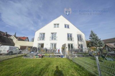 Top-Lage am Wasser: Moderne DHH (KfW-55) für Familien – EBK, FBHZ & Carport inklusive