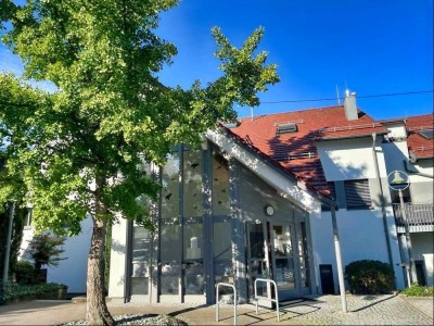 großzügige, helle 2-Zimmer-Wohnung im Ortskern von Eningen u. A.