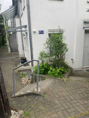 Schöne helle Dreizimmerwohnung mit eigenem Garten,  inkl. Duplexparker