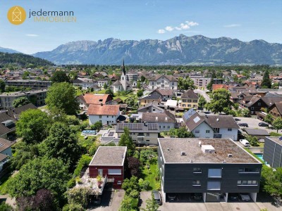 GISINGEN: ATTRAKTIVE DACHGESCHOSSWOHNUNG IN GEPFLEGTER KLEINWOHNANLAGE MIT 2 AUTOABSTELLPLÄTZEN!