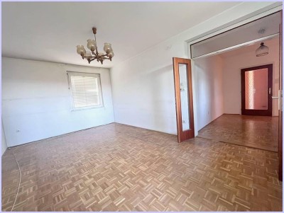 Eigentumswohnung mit 2 Schlafzimmer, Wohnzimmer mit Balkon; Küche, Bad, WC, Parkplatz, Garten...