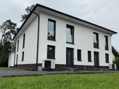 Neubau / Erstbezug * Stilvolle Doppelhaushälfte in grüner Lage