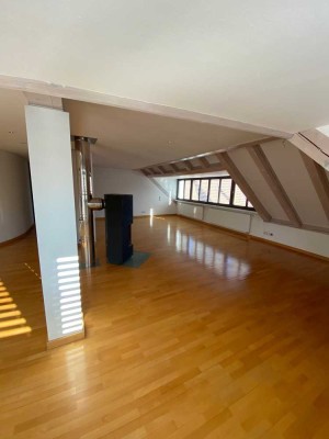 4,5-Zimmer-DG-Wohnung mit Balkon und Einbauküche im Herzen von Wangen