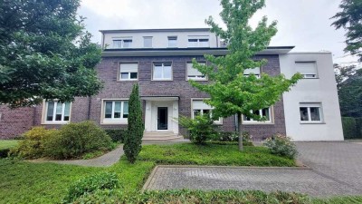 Zwei große und schöne Stadtwohnungen mit Sonnengarten, Sonnenbalkon und zwei PKW-Stellplätze.